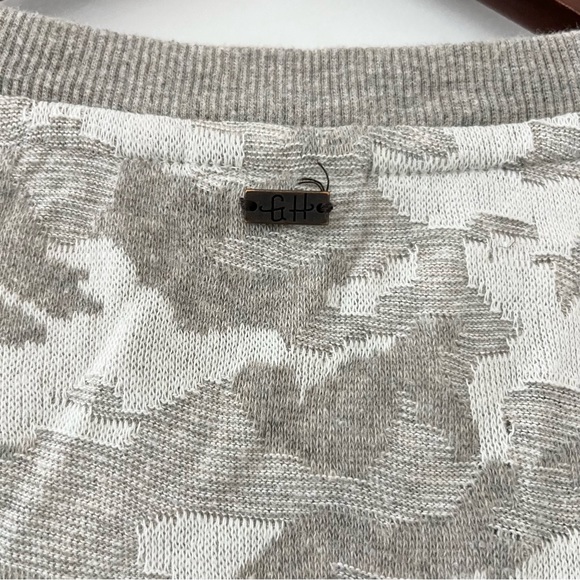 Good Hart Gray Cream Camouflage Print Pullover Sweater Lightweight XS - Picture 7 of 9